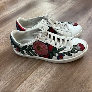 Gucci White Floral Embroidered Leather Ace Low-Top Sneakers